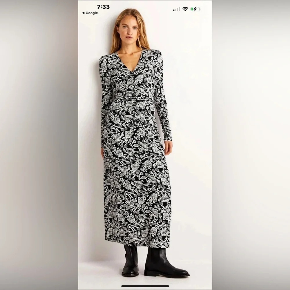 Boden Ruched Jersey
Midi Dress
• Color/pattern: black and ivory, tulip vine
